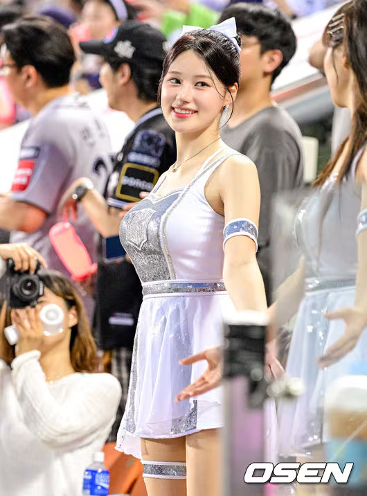 李艺斌亮相蚕室棒球场